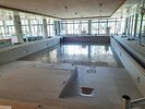 Blick in das Nichtschwimmerbecken ohne Fließen mit etwas Wasser drin