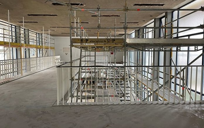 Blick vom Foyer des Paracelsus-Bad auf das Baugerüst