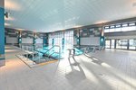 Blick durch die Schwimmhalle und aus dem Fenster - Schwimmhalle Ernst-Thälmann-Park