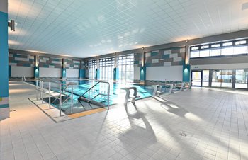 Blick durch die Schwimmhalle und aus dem Fenster - Schwimmhalle Ernst-Thälmann-Park