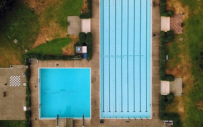Luftaufnahme der 3 Außenbecken vom Sommerbad Wilmersdorf