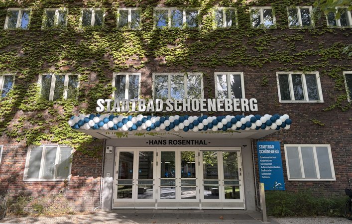 Fassade des neueröffneten Stadtbads Schöneberg mit Luftballon-Girlande
