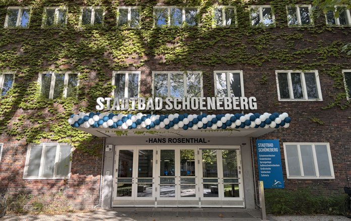 Fassade des neueröffneten Stadtbads Schöneberg mit Luftballon-Girlande