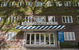 Fassade des neueröffneten Stadtbads Schöneberg mit Luftballon-Girlande