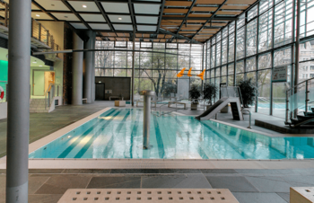 Stadtbad Schöneberg "Hans Rosenthal" - Kleinkinderbecken mit Kinderrutsche Kleinkinderbecken mit Kinderrutsche