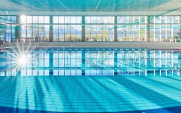 25 Meter Becken und Panoramafenster im Hintergrund in der Schwimmhalle Allendeviertel