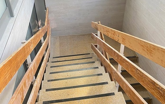 Blick ins Treppenhaus der Schwimmhalle Anton-Saefkow-Platz 