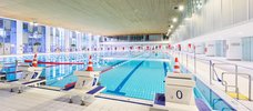 Startblöcke am 50-Meter Becken mit geleinten Bahnen in der SSE Panoramafoto