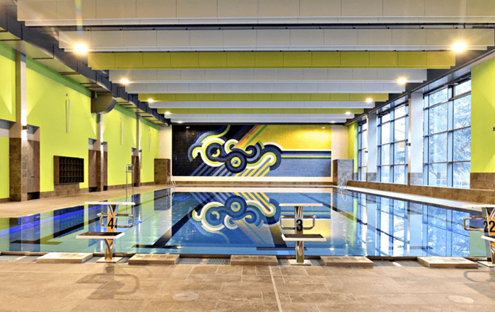 Blick aufs Becken mit Startblöcken