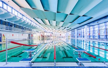 Panoramafoto vom 50 Meter Becken mit geleinten Schwimmbahnen