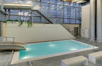 Stadtbad Schöneberg "Hans Rosenthal" - Großrutsche (53m) Wasserbecken mit Rutschenauslauf