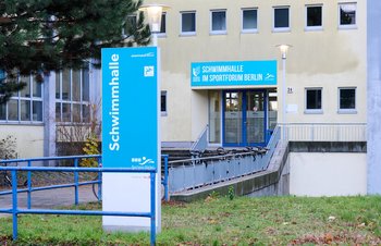 Eingang in Bad - Sportforum Hohenschönhausen von Außen