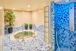 Tauchbecken und Dusche im Saunabereich