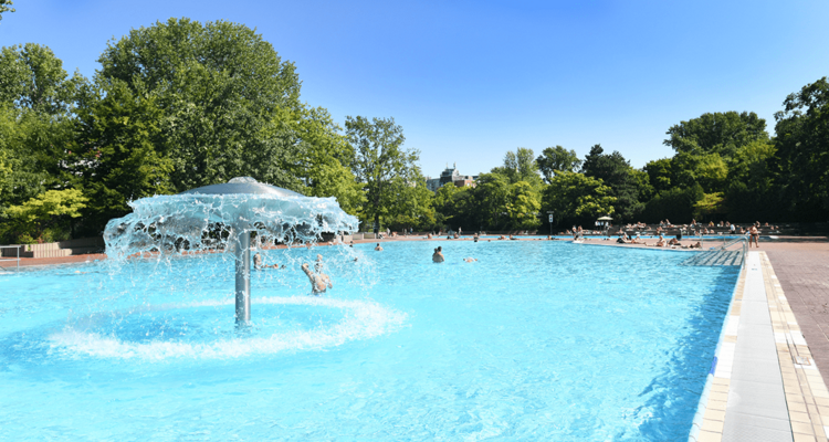 Planschbecken mit Wasserpilz