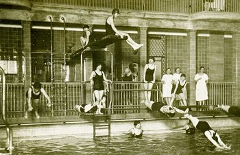 schwarz-weiß Bild mit Damen im Schwimmbecken von früher