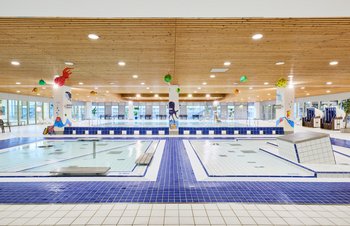 Zwei Planschbecken mit Nichtschwimmerbecken im Hintergrund in der SSE