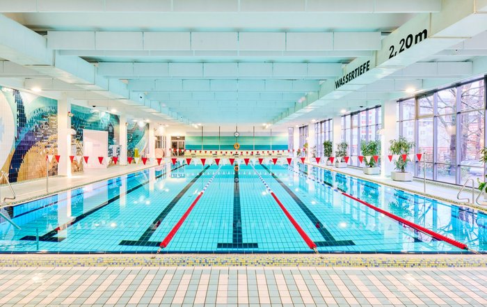 25 Meter Becken mit geleinten Bahnen Panoramafoto