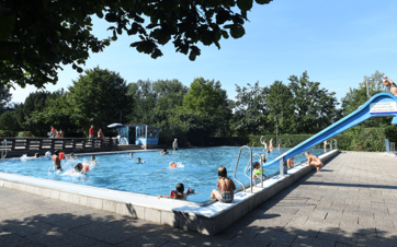 Nichtschwimmerbecken mit Kinderrutsche