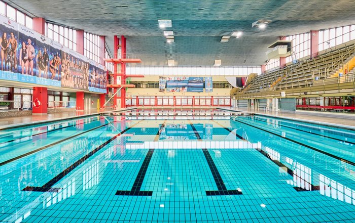 50-Meter Becken mit Tribüne und Blick auf 10 Meter Sprungturm